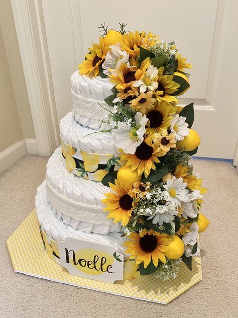 Here Comes The Sun Diaper Cake, Bee Hive Diaper Cake, Dipar Cake, Sunflower Baby Shower Cake, Creative Diaper Cakes, Sunflower Baby Shower Ideas, Sunflower Diaper Cake, Bee Diaper Cake, Baby Oc