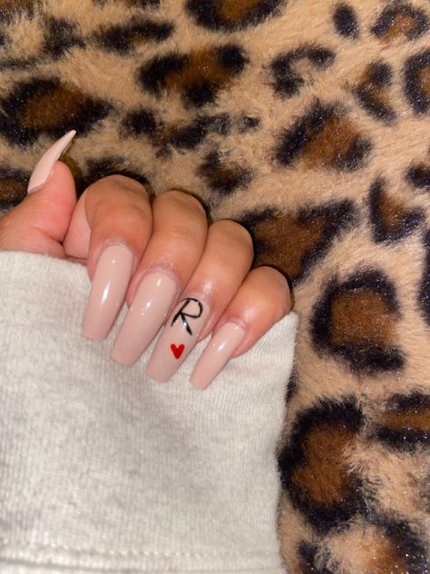 Classy Acrylic Nails With Initials, Acrylics With Initial Nails Short, Acrylic Nails With Words On Them, Boyfriend Initial Nails Blue, R Initial Nails Boyfriend, Nails With The Letter R On Them, Nails With C On Them, Nude Nails With Initial, Nails With A D Initial