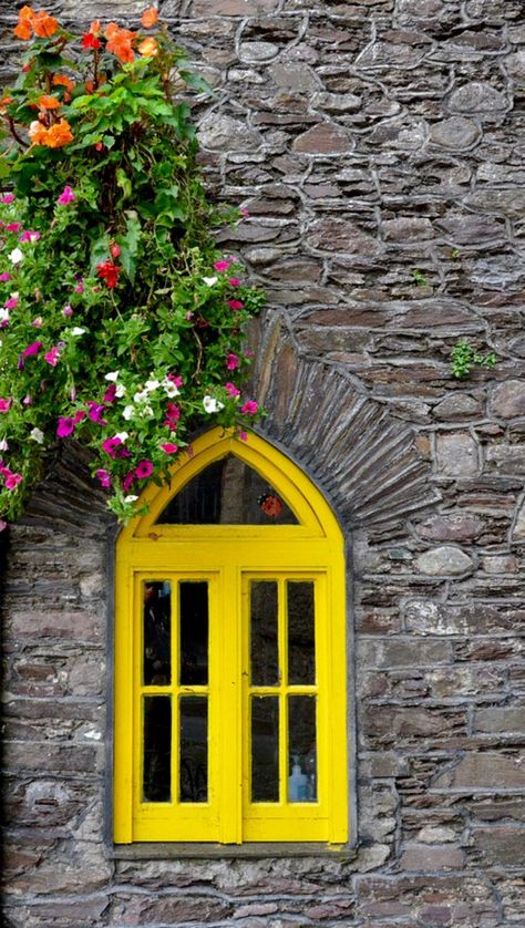 Jendela Vintage, Window With Flowers, Yellow Window, Flowers Yellow, Beautiful Windows, Window View, Unique Paintings, Window Boxes, Yellow Stone