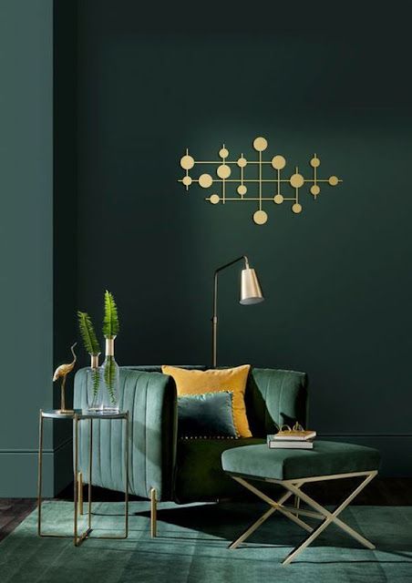 Eye For Design: The Dark Green Interior Is Back And Better Than Ever Burgundy Room, Dark Green Walls, Green Interior Design, Trending Paint Colors, Gold Wall Decor, Green Walls, Living Room Green, Green Interiors, Green Rooms