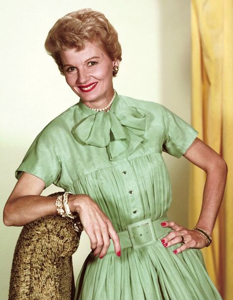 Barbara Billingsley June Cleaver, Leave It To Beaver, Tv Icon, Fabulous Birthday, Old Tv Shows, Vintage Tv, Child Actors, Popular Hairstyles, Classic Tv