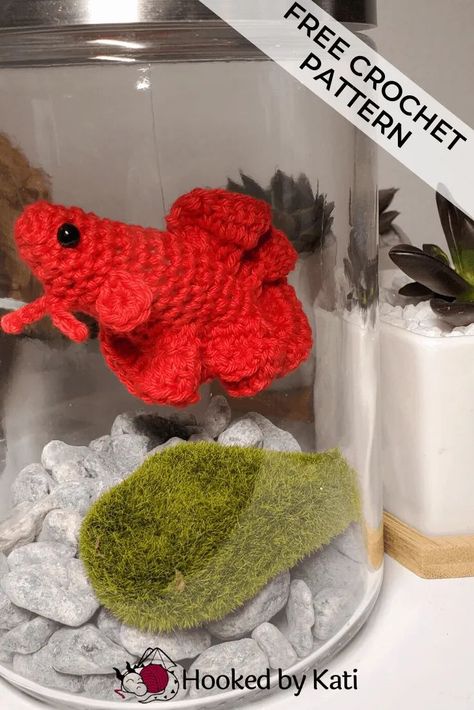 Free Betta Fish Crochet Pattern.   A tiny amigurumi fish you can use for ornaments or hang by some fishing line in a jar.  Make an adorable teacher gift that does not need fed or cared for. It doesn't even need water!   #crochetgifts #crochetpattern #bettafish #crochetallday #hookedbykati #amigurumi #amigurumiofinstagram #bettacommunity #amigurumilove Betta Fish Crochet, Fish Amigurumi Free Pattern, Fish Crochet Pattern, Amigurumi Fish, Tiny Amigurumi, Crochet Fish Patterns, Fish Crochet, Crochet Fish, Beta Fish