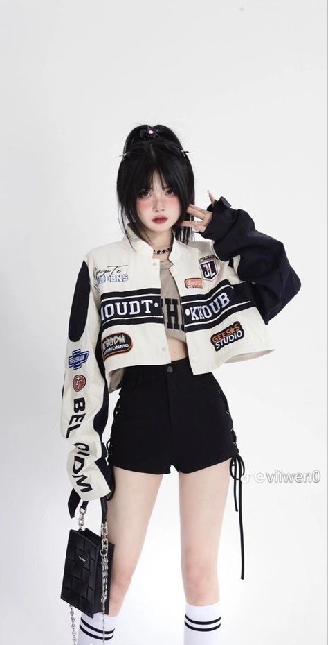 Baseball Outfit Women, Kpop Streetwear, Peony Aesthetic, 2000s Japanese Fashion, Idol Fashion, Mode Shoes, Chinese Fashion Street, Street Outfits, Korean Outfit Street Styles