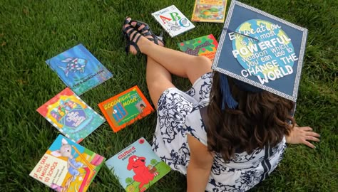 Pictures In Library, College Pic, Teacher Graduation Cap, Graduation Pic Ideas, College Graduation Photoshoot, S Education, Teacher Graduation, College Graduation Photos, Graduating Teacher