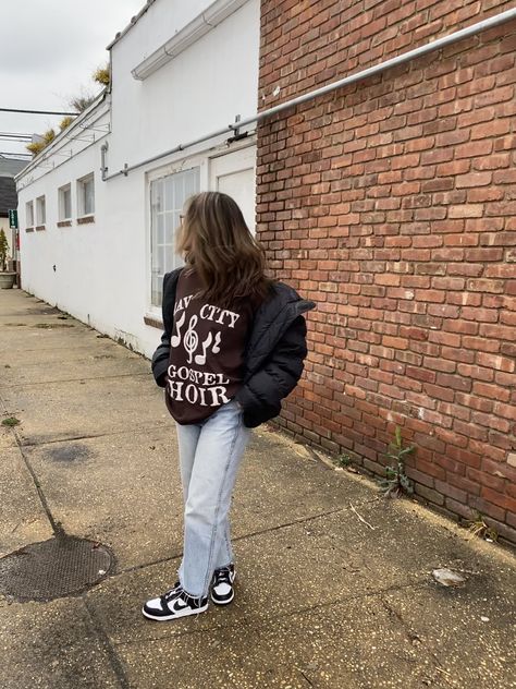 Brown Maverick City Music tshirt with blue jeans and black Nike puffer jacket. Black and white Nike dunk lows. #nikedunklow #puffercoat #brown #aesthetic #outfitoftheday #outfitideas #street #streetwear #outfitinspiration Nike Dunk High Black White Outfit, Black And White Dunks Outfit Winter, How To Style High Top Nike Dunks, Nike Dunk Low Black White Outfit Woman, Nike Dunks Low Outfit Woman Winter, Nike Black And White Dunks Outfit Woman, Black And White Nikes Outfit, Outfits With Brown Dunks, Outfit Dunk Low Black White