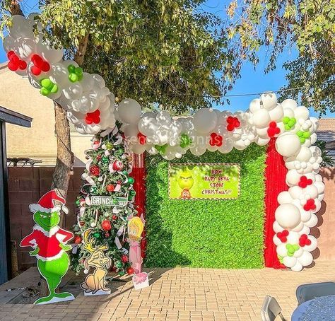 White And Green Balloons, Grinch Balloons, Grinch Wedding, Ballon Arc, Christmas Setup, Lime Green Weddings, Green Wedding Decorations, Party Decorations Table, Green Balloons