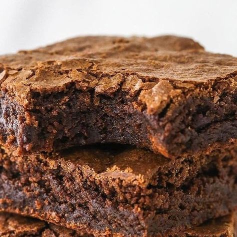 Lindsay Conchar on Instagram: "This easy homemade brownies recipe makes wonderfully cakey, fudgy brownies with crave-able, crisp, crackly tops and chewy centers. They are just like the ones made from a box but even better. Recipe link in profile - https://www.lifeloveandsugar.com/quick-easy-brownies-like-box-mix/⁠ ⁠" Homemade Brownies Recipe, Easy Homemade Brownies, Bailey Brownies, The Best Brownie Recipe, 3 Ingredient Nutella Brownies, Coffee Brownies, Best Brownie Recipe, Dark Chocolate Fudge, Nutella Brownies