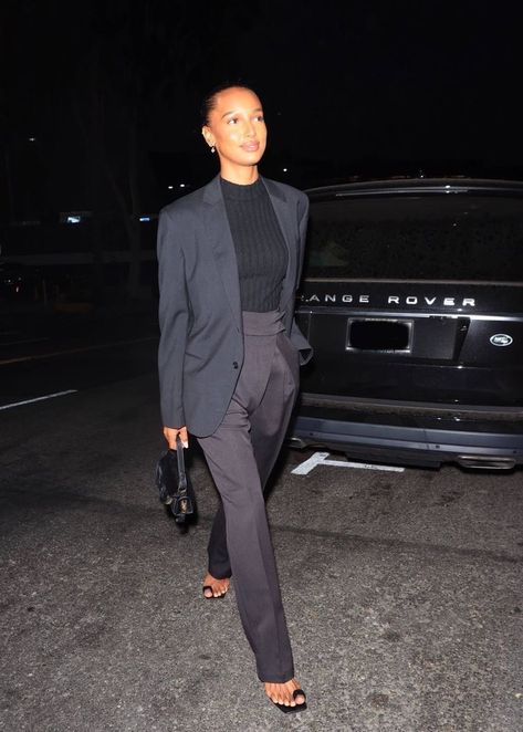 Trousers Street Style, Jasmin Tookes, Jasmine Tookes, Office Outfits Women, Black Suit, Spring Street Style, Casual Work Outfits, Blazer Fashion, Professional Outfits