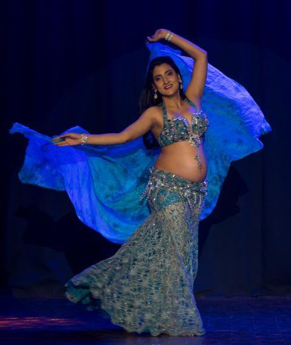 Payal Gupta, 28 weeks pregnant, is still performing and teaching belly dancing. Pregnant Belly Dancer, Belly Dancer Halloween, Kylie Pregnant, Healthy Baby Girl, 28 Weeks Pregnant, Pregnant Halloween, Pregnant Mother, Dance Academy, Belly Dancer