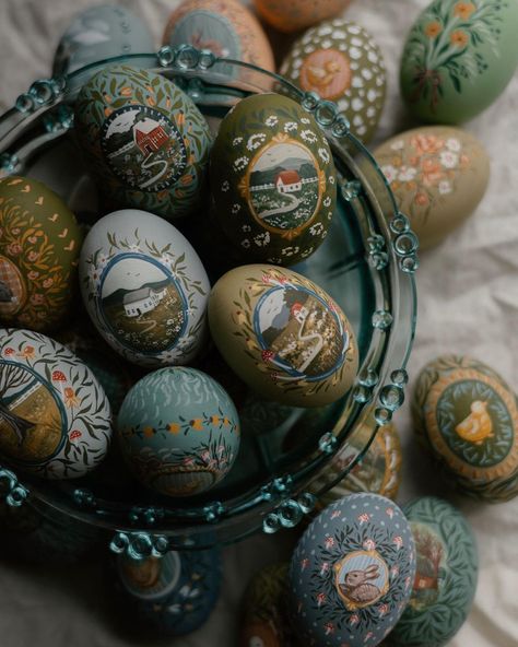 Nowruz Crafts, Scroll Stoppers, Heirloom Paints, Painted Easter Eggs, Making Easter Eggs, Liz Marie, Primitive Painting, Easter Egg Art, Liz Marie Blog