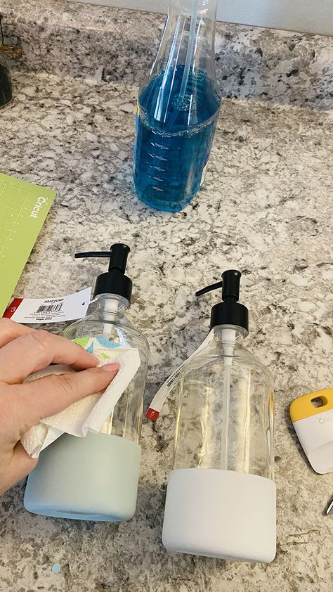 Easy Farmhouse Soap Dispensers with Your Cricut - We Can Make That Farmhouse Soap Dispenser, Diy Soap Dispenser, Soap Dispenser Diy, Diy Foaming Hand Soap, Diy Hand Soap, Fun Kitchen Decor, Foaming Hand Soap Dispenser, Dispenser Diy, Decorative Soaps