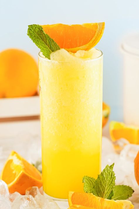 Cream Cocktails, Orange Juice Cocktails, Drinks To Make At Home, Ice Cream Cocktails, Slush Recipes, Fuzzy Navel, Orange Vodka, Orange Wedges, Vodka Cocktail