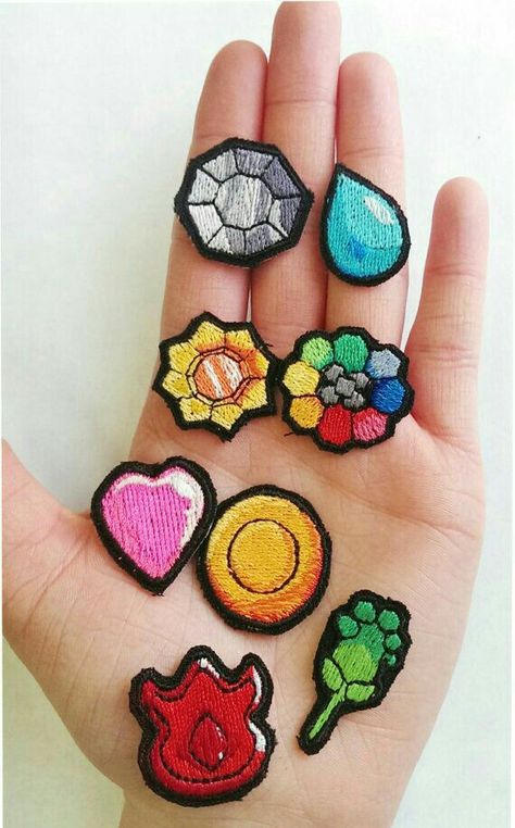 Pinterest - Isla Perris Arthur Kingsmen, Kanto Gym Badges, Pokemon Night, Pokemon Patch, Diy Backpack Pattern, Diy Patches Embroidery, Pokemon Badges, Gym Badges, Embroider Ideas