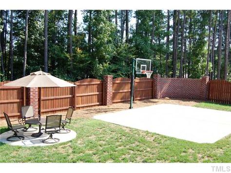 My goodness!!! that's what I am talking about...court is the perfect size :)....the lawn could use some work lol Diy Basketball Court, Backyard Court, Basketball Court Backyard, Backyard Basketball, Outdoor Basketball Court, Brick Fence, Backyard Playground, Backyard Living, Backyard Fences