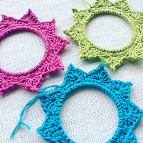 Crochet bangle frames x Crochet Bangles, Crochet Free, Crochet Jewelry, Crochet Ideas, Diy Crochet, Free Crochet, Crochet Earrings, Pattern Design, Crochet Patterns