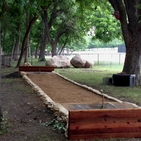 Horse shoes... I want this I love playing horse shoes Yard Games Wedding, Backyard Games Diy, Wedding Horse, Bocce Ball Court, Games Wedding, Outside Games, Homestead Ideas, Wedding Backyard, Bocce Ball