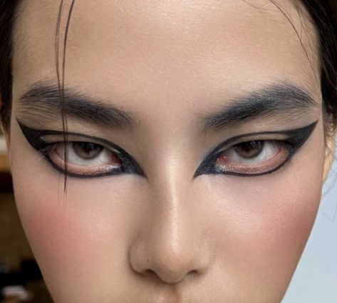 Dramatic Eyeliner Hooded Eyes, Negative Space Eyeliner, Dark Editorial Makeup, Line Art Makeup, Scifi Makeup, Industrial Makeup, Techno Makeup, Aesthetic Halloween Makeup, Halloween Makeup Terror