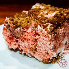 Strawberry Crunch Brownies, Strawberry Crumble Cake Recipe, Strawberry Crumble Cake, Crunch Brownies, Crumble Cake Recipe, Freezing Strawberries, Frozen Fruit Recipes, Strawberry Crunch Cake, Strawberry Crumble