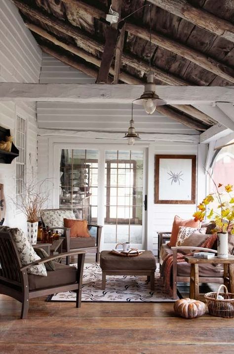 a cozy rustic living room done with white wooden walls and a dark wooden ceiling with beams Log Cabin Living Room, Christmas Decor Ideas Outdoor, Cabin Interior Design, Log Cabin Living, Log Cabin Interior, Cabin Living Room, Living Room Renovation, Fall Living Room, Muebles Living