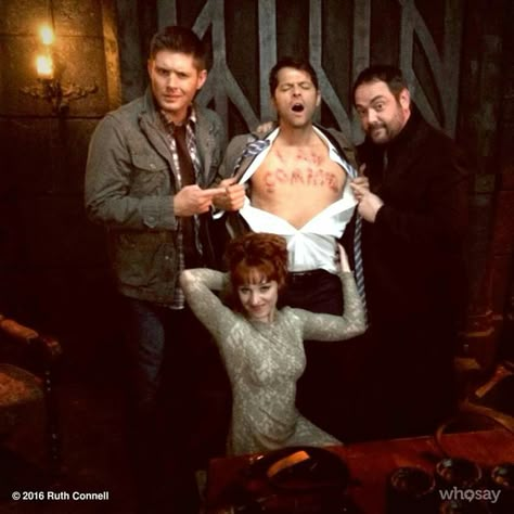 Omfg I think this is best pic ever Medici Masters Of Florence, Ruth Connell, Supernatural Pictures, Mark Sheppard, Jensen And Misha, Spn Cast, Supernatural Tv Show, Supernatural Destiel, Supernatural Memes