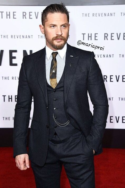 Tom Hardy looking gorgeous in this Gucci suit @gucci توم هاردي, Tom Hardy Haircut, A Man In A Suit, Man In A Suit, Hardy Boys, Sharp Dressed Man, The Perfect Guy, Suit Up, Tom Hardy