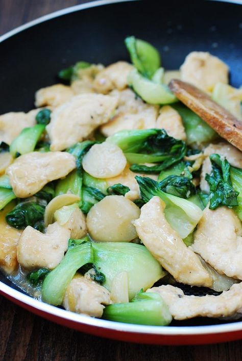 Stir-fried chicken and bok choy Bock Choy Recipes, Roast Chicken And Gravy, Easy Chinese Recipes, Korean Dishes, Chicken Stir Fry, Stir Fry Recipes, Asian Cooking, Asian Dishes, Poultry Recipes