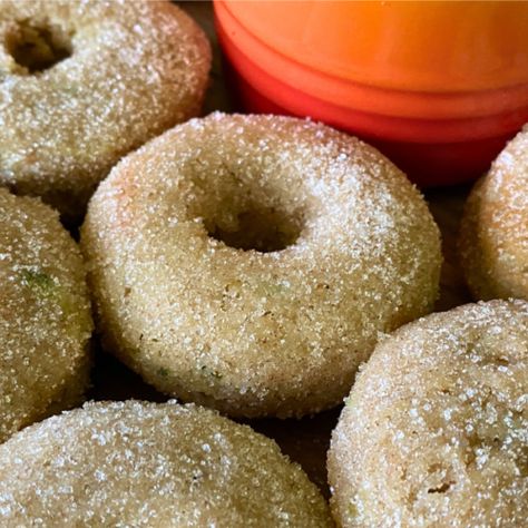 Zucchini Donut Recipe, Sugar Donuts Recipe, Chocolate Kiss Cookies, Doughnuts Recipe, Fried Donuts, Healthy Donuts, Cinnamon Sugar Donuts, Kiss Cookies, Sugar Donut