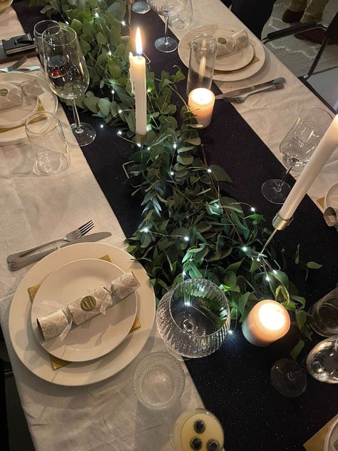 Christmas Crackers Table Setting, Table Decor Eucalyptus, Christmas Dining Table Decor, Christmas Dining Table, Christmas Table Decor, Christmas Cracker, Christmas Crackers, Christmas Dining, Eucalyptus Leaves