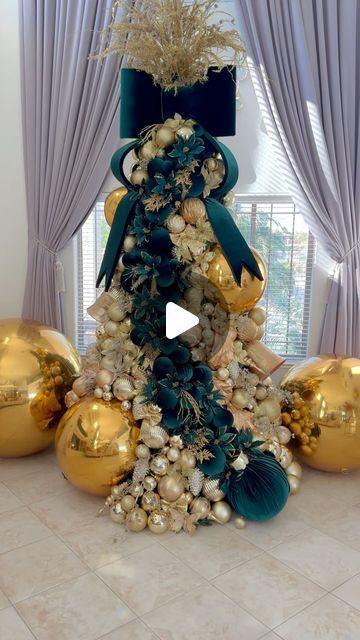 Green And Gold Christmas Tree, Green Christmas Decorations, Natural Wood Accents, Gold Sphere, Christmas Decor Trends, Luxury Christmas Tree, Plaid Christmas Decor, Elegant Christmas Trees, Christmas Tree Set