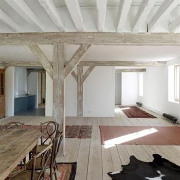 Un intérieur country contemporain Farmhouse Renovation, Old Manor, Rustic Home Design, Barn Design, Interesting Buildings, Exposed Beams, Timber Framing, Old Barns, Old Barn