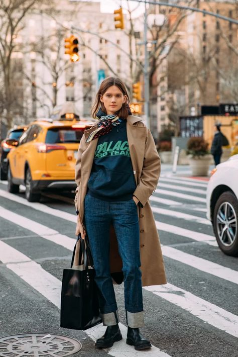 NYFW Day 2 | Best Street Style at New York Fashion Week Fall 2020 | POPSUGAR Fashion Photo 58 Chic Winter Street Style, New York Fall Style, New York Fashion Week 2024, London Style Women, Womens Street Style, Ny Street Style, Combat Boot Outfits, Combat Boot Outfit, Street Style New York