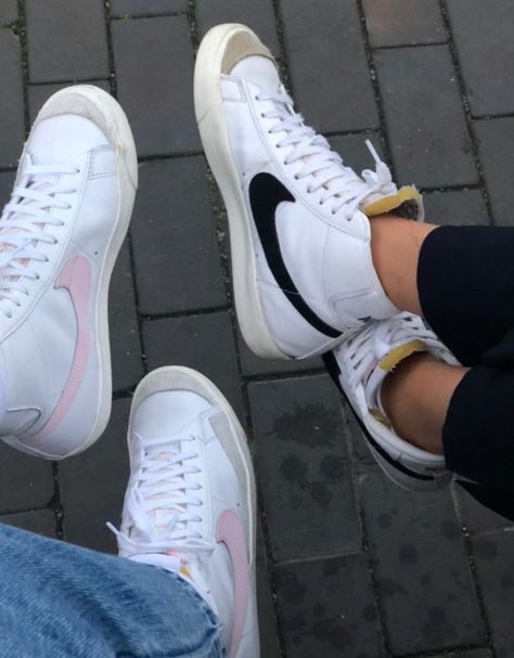 Nike Blazer Mid 77 Rosa, Spiegel Selfie, Boty Nike, Nike Kicks, Nike Blazer Mid 77, Tenis Nike, Cute Nike Shoes, Hype Shoes, Shoe Inspo