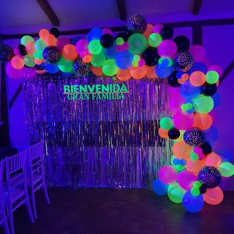 Guirnalda de globos temática retro / neón 40th Party Ideas, Neon Birthday Party, Neon Birthday, Blacklight Party, 90s Theme, 13th Birthday Parties, 90s Party, 18th Birthday Party, Glow Party