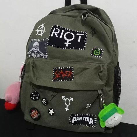 #Backpack_Decorations #Backpack_Decorations_Diy #Backpack_Decorations_Grunge #Backpack_Decorations_Crochet #Backpack_Decorations_Coquette #Backpack_Decorations_Cute Aesthetic Backpack Grunge, Emo Backpack, Skater Backpack, Diy Backpack Decoration, Diy Patches Punk, Punk Grunge Aesthetic, Punk Crafts, Punk Backpack, Backpack Diy