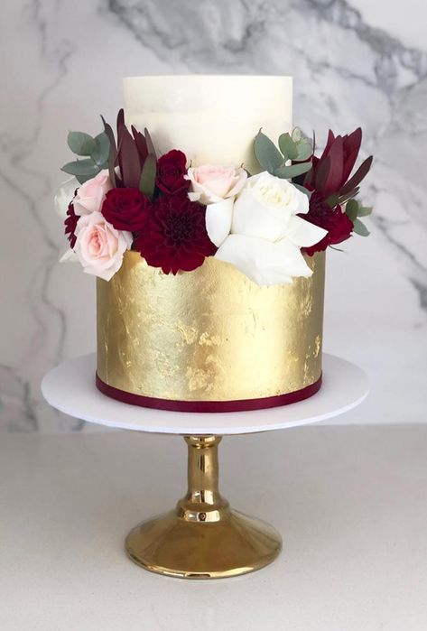 Pastel Color Vino, Burgundy Cake, Burgundy Wedding Dress, Burgundy Wedding Cake, Creative Wedding Cakes, Wedding Cake Table, Party Deco, Cake Accessories, Fall Wedding Cakes