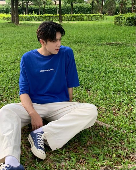 Korean Guys Style Outfit, Asian Guy Summer Outfits, Blue Tee Outfit Men, Summer Outfit Korean Men, Korean Mens Fashion Summer, Summer Asian Outfits Men, Poses Men Standing, Asian Summer Outfits Men, Asian Men Fashion Casual