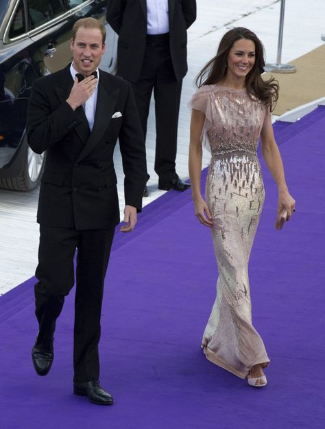 Britain's Prince William and his wife Catherine, Duchess of Cambridge arrive for a charity dinner at Kensington Palace in London June 9, 2011. Ducesa Kate, Moda Kate Middleton, Vévodkyně Kate, Duchesse Kate, Princesse Kate Middleton, Jenny Packham Dresses, Looks Kate Middleton, Kate Middleton Pictures, Kate Middleton Prince William