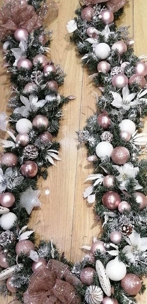 Rose Gold Garland Christmas, Pink Christmas Porch Decor, Rose Gold And Silver Christmas Tree, Christmas Tree Ideas Rose Gold, Pink And Gold Christmas Tree Decorations, Christmas Decor Color Theme, Rose Gold Xmas Tree, Rose Gold Christmas Tree Ideas Themed, Christmas Tree 2022 Trends Color