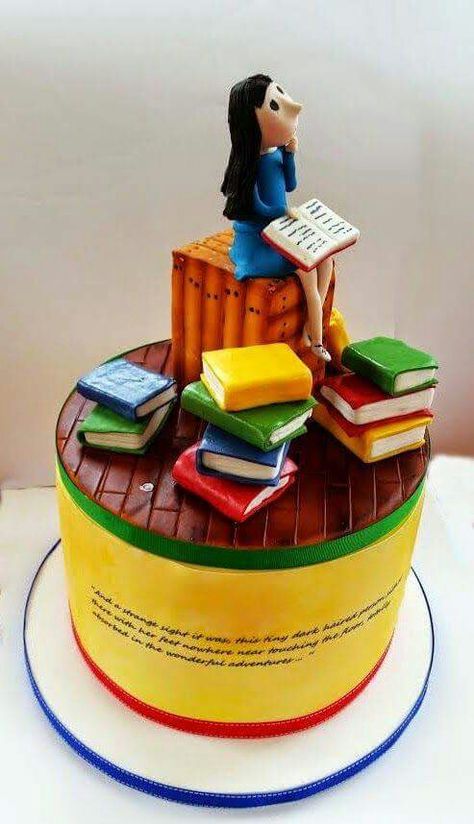 How cool!!!!!! Library Cake, Matilda Cake, Cake Paris, Teacher Cakes, James And The Giant Peach, Roald Dahl Books, Dessert Mousse, Book Cupcakes, Book Cakes