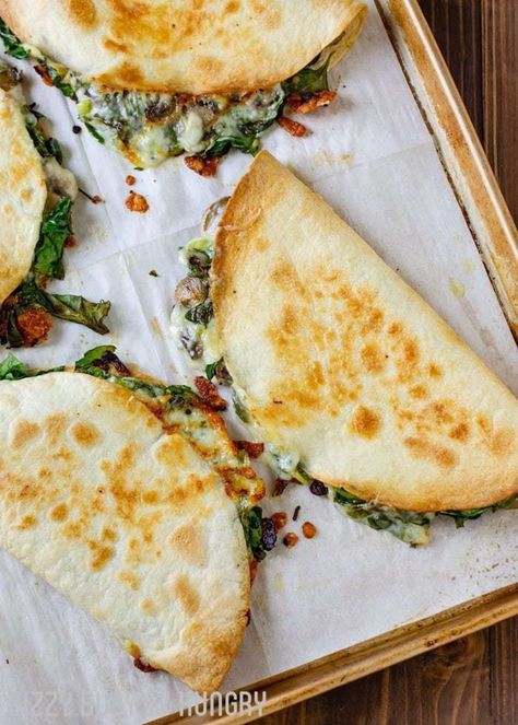 Baked Spinach Mushroom Quesadillas | DizzyBusyandHungry.com - My favorite quesadilla recipe! These are crispy, delicious, and chock full of nutrition. And baking these quesadillas allows you to make many at once, so you can feed your hungry family quickly and easily! Mushroom Quesadillas, Vegetarische Diners, Baked Spinach, Spinach Mushroom, Quesadilla Recipe, Makanan Diet, Spinach Stuffed Mushrooms, God Mat, S'mores