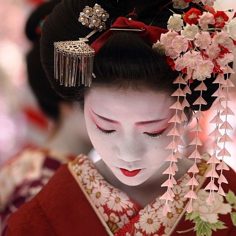 I think it would be amazing to go to Japan and meet a real Geisha. I wonder if you can be dressed up as one? Id love to try on a real kimono! Geisha Samurai, Memoirs Of A Geisha, Japanese Geisha, Japan Culture, Art Japonais, World Cultures, Hair Ornaments, Japanese Kimono, Japanese Culture