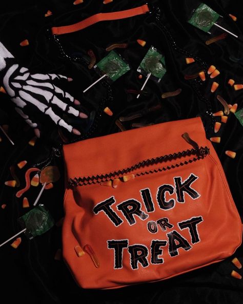 The Beheaded (@thebeheaded) • Instagram photos and videos Bag Flatlay, Halloween Paper Bags, Something Good To Eat, Hand Bags For Women, Products Photography, Halloween Pins, Purses For Women, Halloween Bags, Halloween Paper