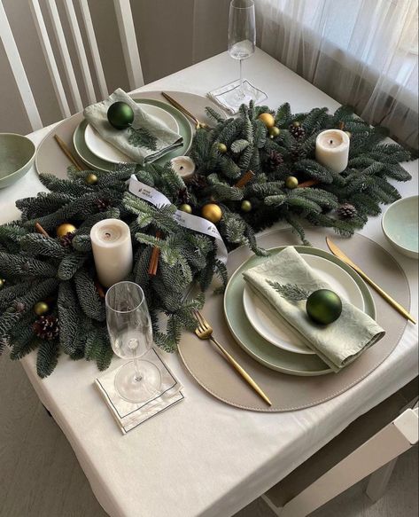 Silver Christmas Decorations, Christmas Decor Inspiration, Christmas Tablescape, Christmas Interiors, Christmas Feeling, Christmas Tablescapes, Gorgeous Christmas, Christmas Dining, Christmas Table Settings