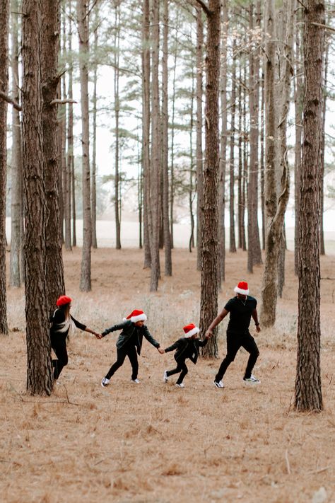 Downtown Christmas, Winter Family Pictures, Fam Pics, Poses Couple, Holiday Photoshoot, Family Photoshoot Outfits, Family Christmas Pictures, Christmas Shoot, Family Holiday Photos