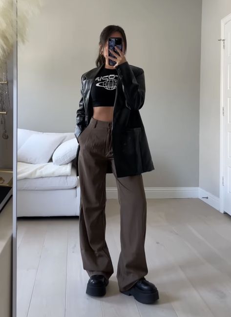 Leather Jacket Outfits, Looks Street Style, Brown Pants, Moda Vintage, Pants Casual, Lookbook Outfits, Outfits Casuales, Cute Casual Outfits, Jacket Outfits