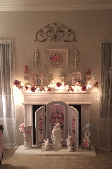 Pink Mantel, Cute Fireplace, Coquette Laundry Room, Shabby Chic Fireplace, Muebles Shabby Chic, Girly Decor, Shabby Chic Living, Pink Living Room, Shabby Chic Living Room