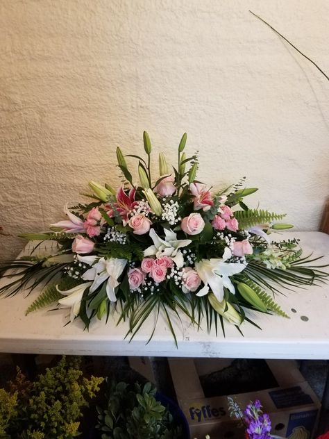 Casket Flowers Arrangements, Cemetery Flower Arrangements, Theme Bapteme, Casket Spray, Casket Flowers, Church Wedding Flowers, Table Flower Arrangements, Casket Sprays, Cemetery Flowers