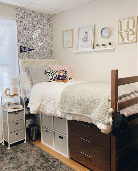 17 Cutest Small Dorm Room Ideas For Girls in 2024 College Bedroom Decor, Dorm Room Layouts, College Dorm Room Inspiration, Small Dorm Room, Dream Dorm Room, Small Dorm, Cozy Dorm Room, Dorm Room Styles, Dorm Design