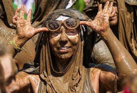 Runner with mud on glasses Mud Run Outfits Woman, Mud Run Hairstyle, Tough Mudder Outfit, Mud Girl Run Outfit, Mud Run Outfits, Mud Race, Types Of Gloves, Race Outfit, Obstacle Race