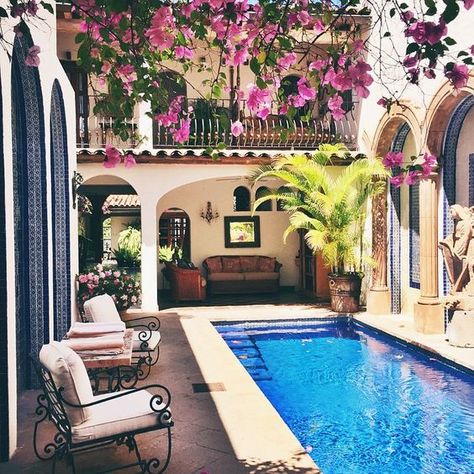 Hacienda Homes, Spanish Hacienda, Hacienda Style Homes, Mexico House, Mediterranean Home Decor, Spanish Style Home, Casa Patio, Casas Coloniales, Hacienda Style